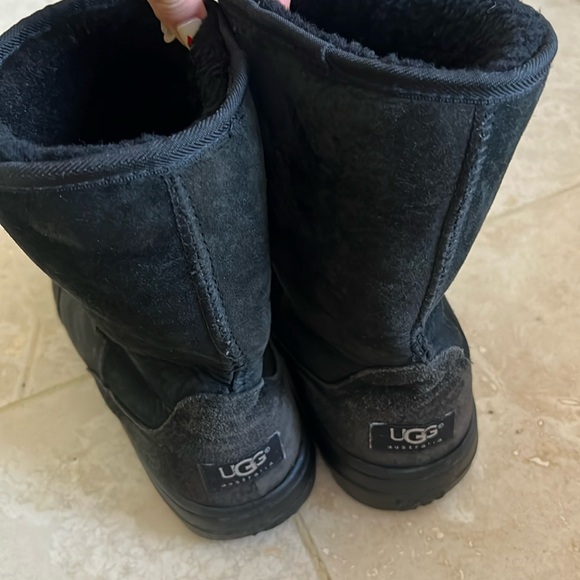 Women’s size 10 short UGG black boots - Picture 1 of 6